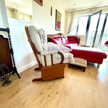 Luxury 2 Bedroom Apartment- Lake View - Free Parking - Wembley Stadium 5Km 伦敦 外观 照片