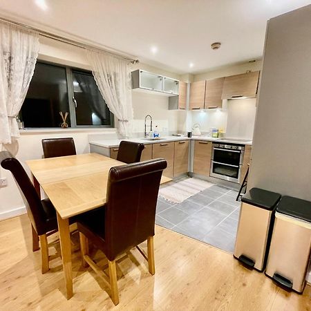 Luxury 2 Bedroom Apartment- Lake View - Free Parking - Wembley Stadium 5Km 伦敦 外观 照片