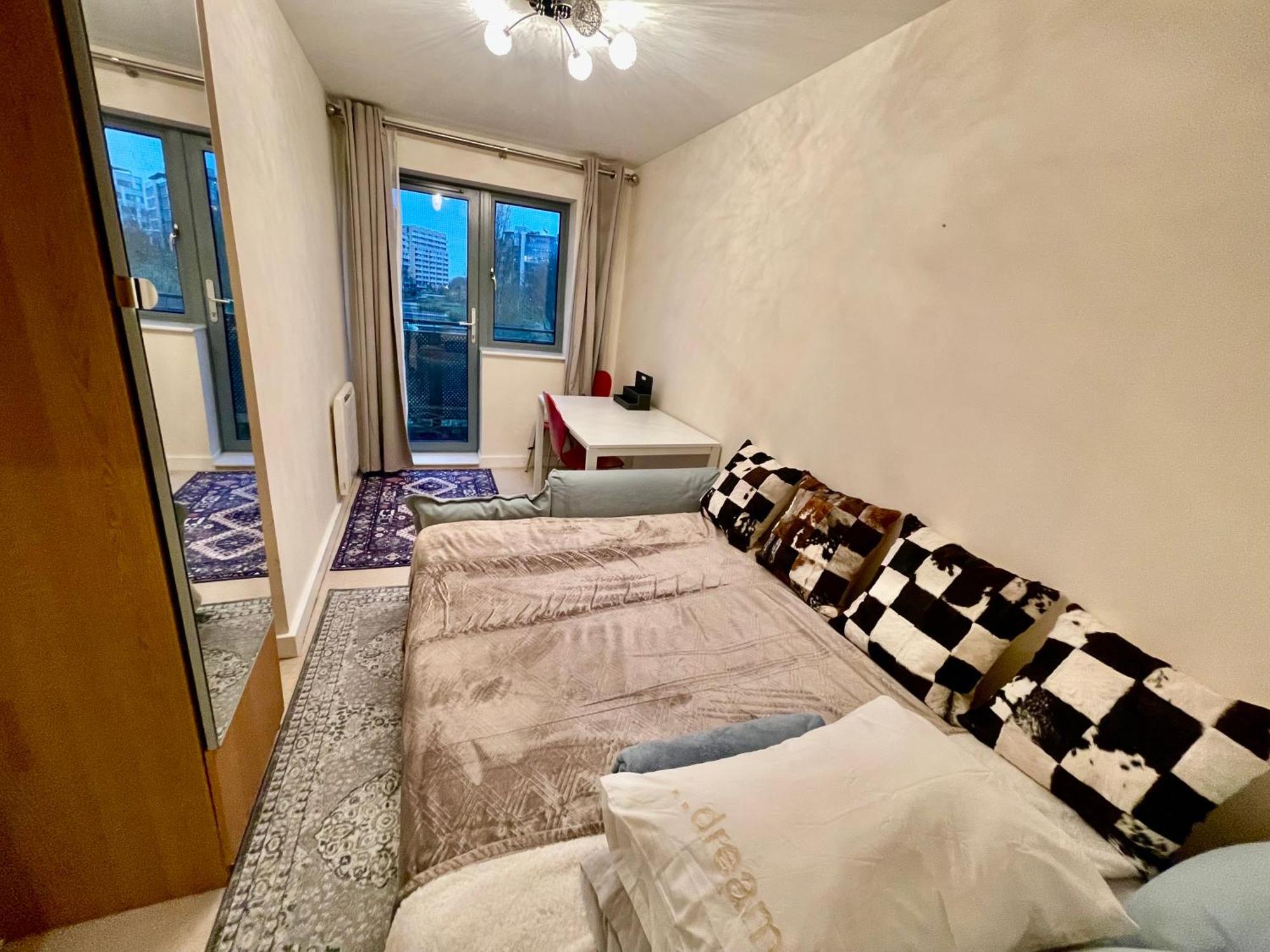Luxury 2 Bedroom Apartment- Lake View - Free Parking - Wembley Stadium 5Km 伦敦 外观 照片