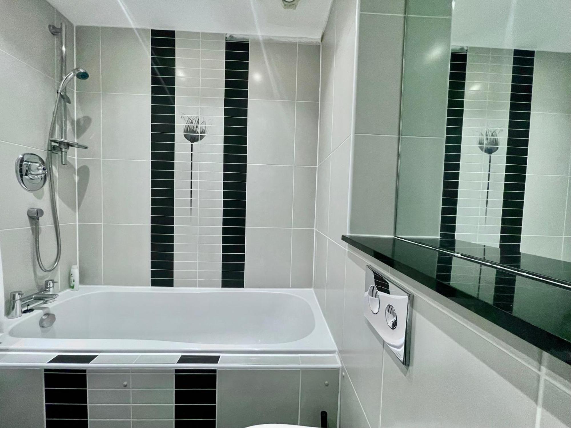Luxury 2 Bedroom Apartment- Lake View - Free Parking - Wembley Stadium 5Km 伦敦 外观 照片