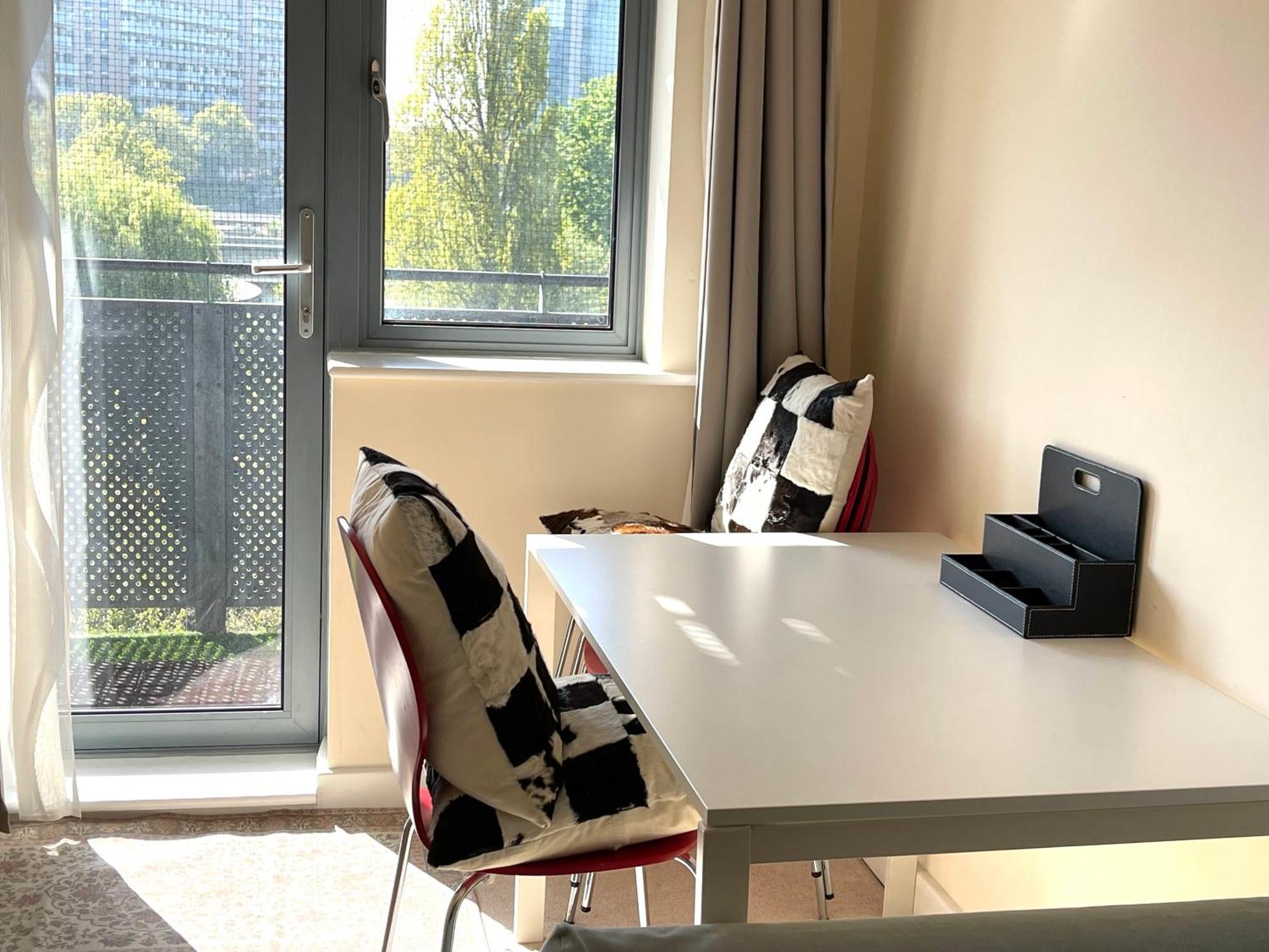Luxury 2 Bedroom Apartment- Lake View - Free Parking - Wembley Stadium 5Km 伦敦 外观 照片