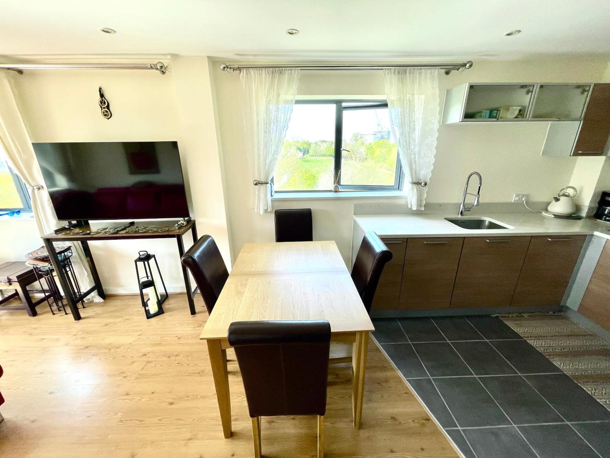 Luxury 2 Bedroom Apartment- Lake View - Free Parking - Wembley Stadium 5Km 伦敦 外观 照片