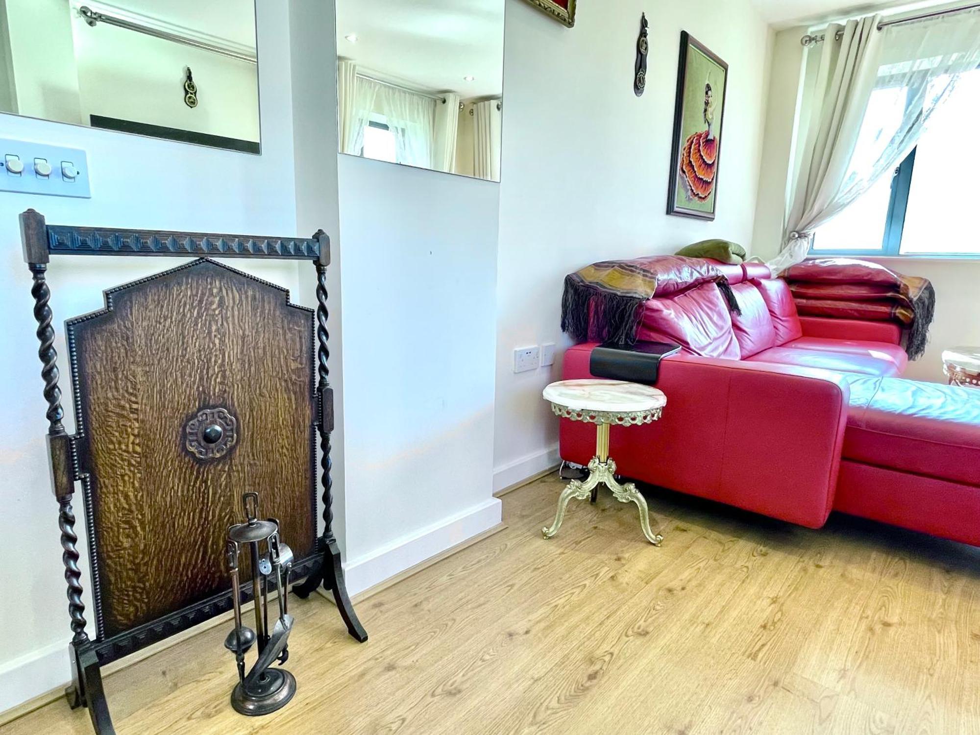 Luxury 2 Bedroom Apartment- Lake View - Free Parking - Wembley Stadium 5Km 伦敦 外观 照片