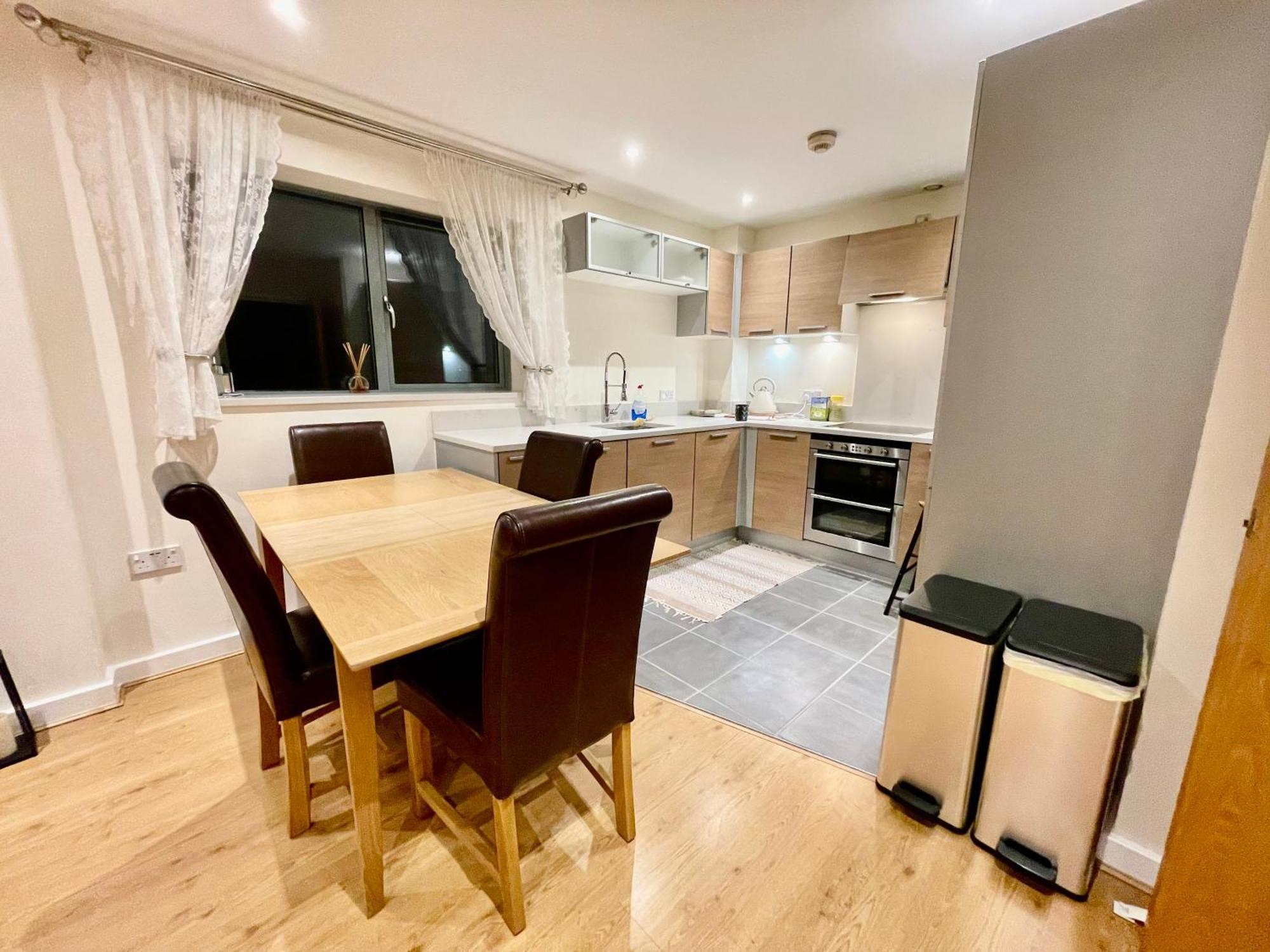 Luxury 2 Bedroom Apartment- Lake View - Free Parking - Wembley Stadium 5Km 伦敦 外观 照片